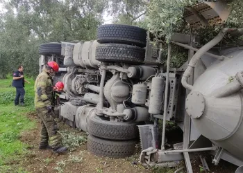 Çimento yüklü tanker devrildi