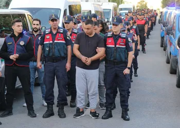 Durdurulan araçta tarihi eser niteliğinde obje ve sikkeler bulundu