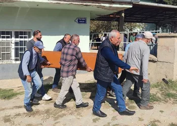 Minibüs tıra çarptı: 11 yaralı
