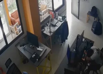 Depreme canlı yayında yakalandı