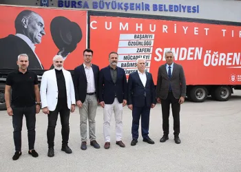 Cumhuriyet Tırı 29 Ekim coşkusunu Bursa’ya yayıyor