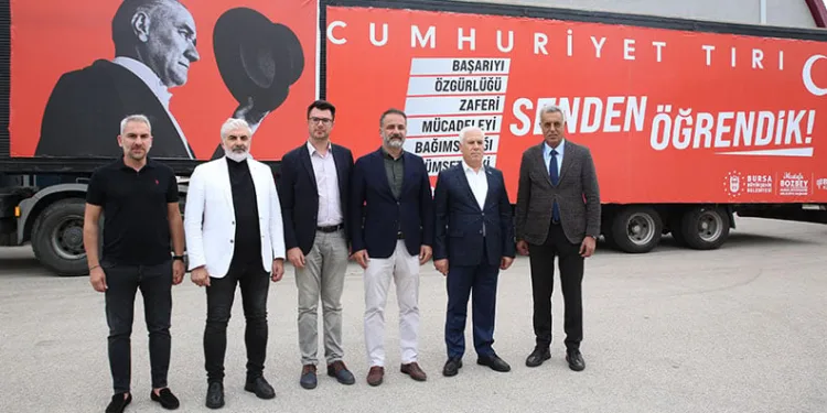 Cumhuriyet Tırı 29 Ekim coşkusunu Bursa’ya yayıyor