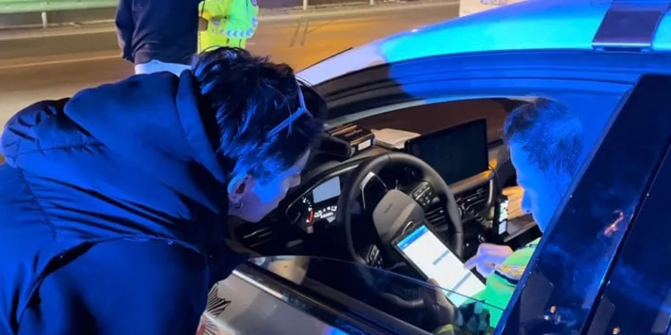 Bursa’da ehliyetini polise veren genç oturup ağladı