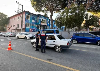 Jandarmadan okul önlerinde ve servis araçlarında denetim