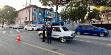 Jandarmadan okul önlerinde ve servis araçlarında denetim