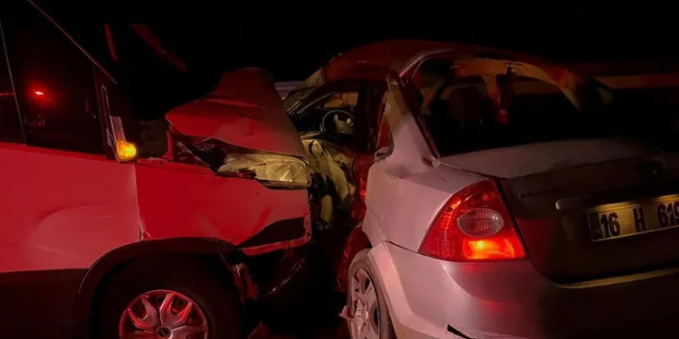 Bursa’da otomobil kamyonet ile çarpıştı: 2 yaralı