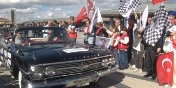 Klasik otomobiller lösemi farkındalığı için yollarda