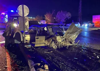 Manisa’da iki otomobil çarpıştı: 2’si ağır 6 yaralı