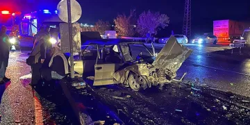 Manisa’da iki otomobil çarpıştı: 2’si ağır 6 yaralı