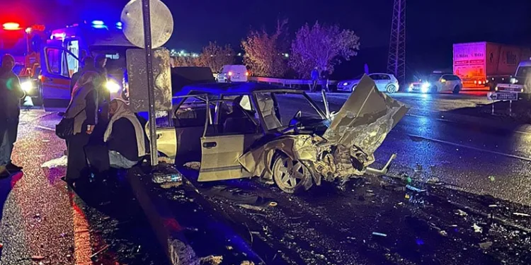 Manisa’da iki otomobil çarpıştı: 2’si ağır 6 yaralı