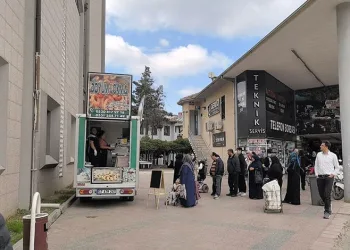 Bursa’da Fethullah Gülen’in ölümü nedeniyle lokma dağıttırdı