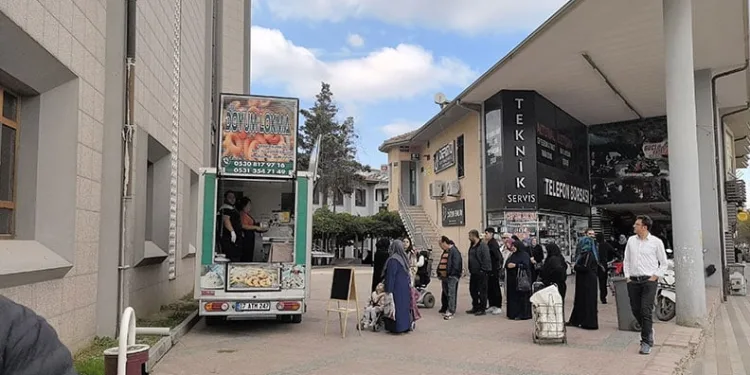 Bursa’da Fethullah Gülen’in ölümü nedeniyle lokma dağıttırdı