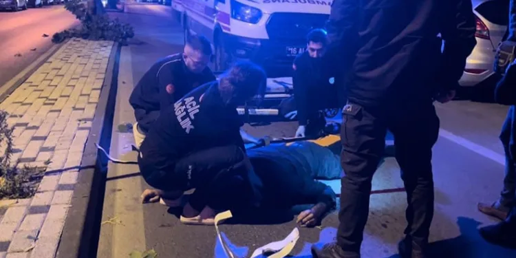 Motosiklet yola atlayan yayaya çarptı: 1 ölü, 2 yaralı