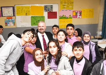 Kukla ile dersleri işliyor
