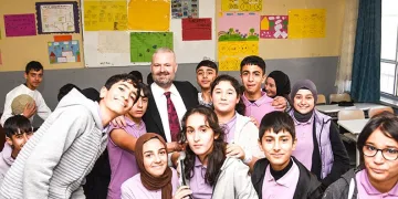 Kukla ile dersleri işliyor