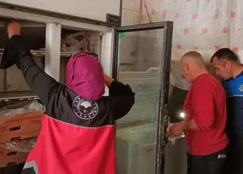 Sarp arazide devam eden orman yangınında alevlerle mücadele sürüyor