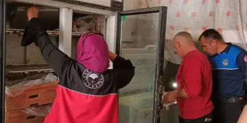 Sarp arazide devam eden orman yangınında alevlerle mücadele sürüyor