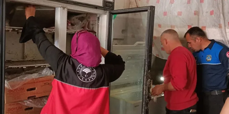 Sarp arazide devam eden orman yangınında alevlerle mücadele sürüyor