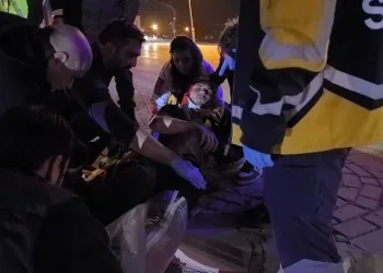 Bursa’da motosiklet otomobille çarpıştı: 2 yaralı