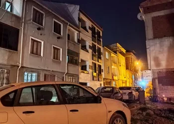 Bursa’da halı silkelerken terastan düştü