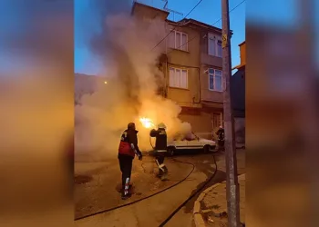 Otomobil yangın sonrası kullanılamaz hale geldi