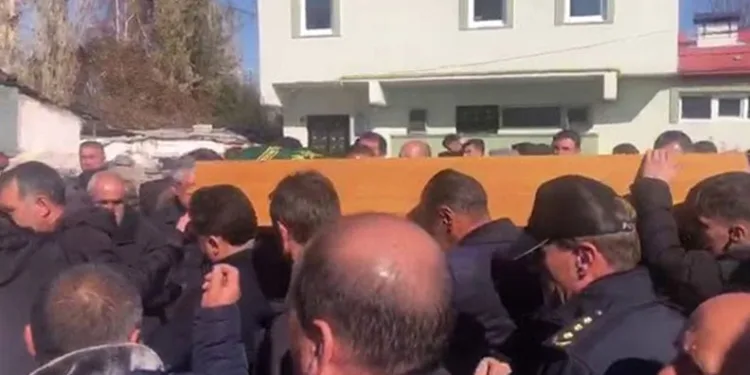 Kars’ta maganda kurşunuyla hayatını kaybeden minik Muhammet, gözyaşlarıyla uğurlandı