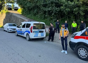 Babasını bıçakla öldürdü, annesini yaraladı