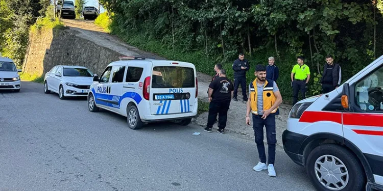 Babasını bıçakla öldürdü, annesini yaraladı
