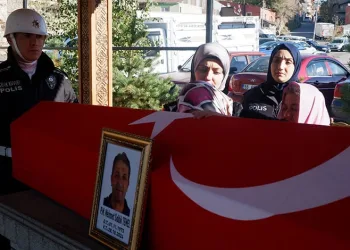 İzmir’de silahlı saldırıda vefat eden polis memuru memleketi Erzurum’da toprağa verildi
