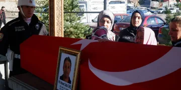 İzmir’de silahlı saldırıda vefat eden polis memuru memleketi Erzurum’da toprağa verildi