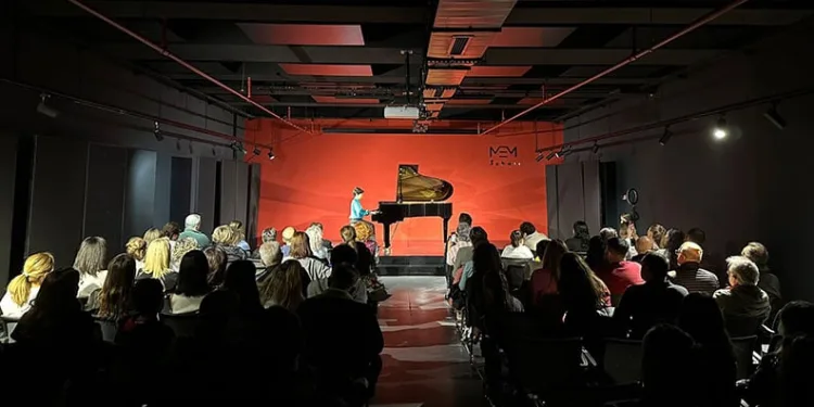 Genç piyanist Ali Keskin yeteneğiyle alkışları topladı