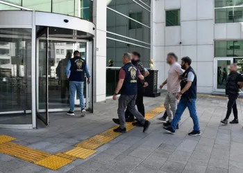 Kağıt bobini otomobilin üzerine düştü