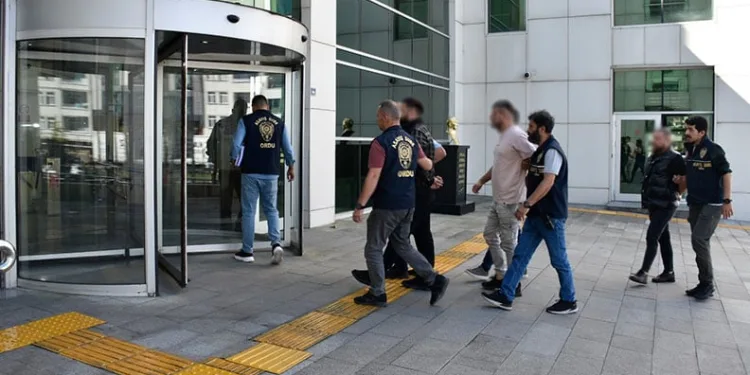 Kağıt bobini otomobilin üzerine düştü