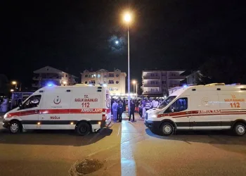 Parkta bıçaklı kavga, yaralanan iki kişi hastaneye kaldırıldı