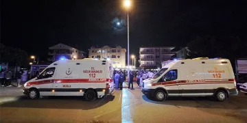 Parkta bıçaklı kavga, yaralanan iki kişi hastaneye kaldırıldı