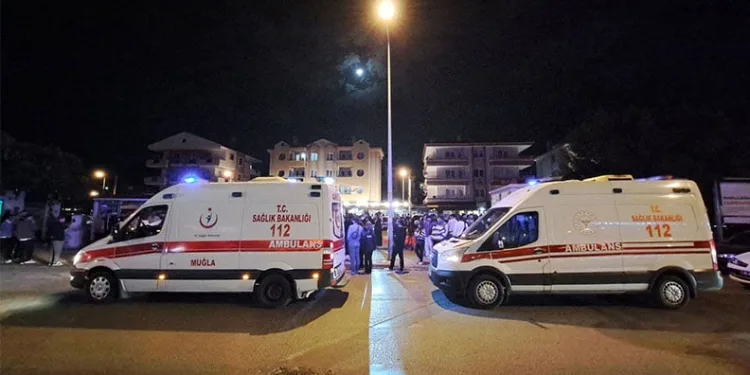 Parkta bıçaklı kavga, yaralanan iki kişi hastaneye kaldırıldı