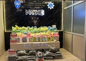 Kuşadası açıklarında 17 düzensiz göçmen kurtarıldı