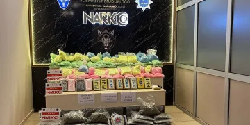 Kuşadası açıklarında 17 düzensiz göçmen kurtarıldı