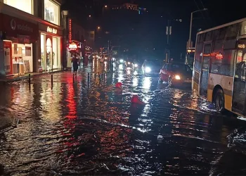 Bursa’da sağanak cadde ve sokakları göle çevirdi