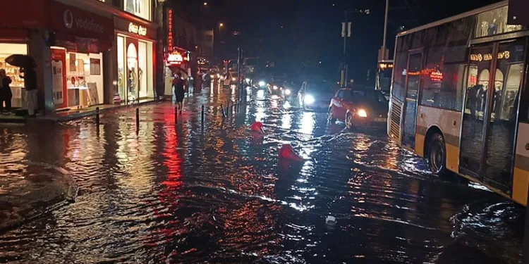 Bursa’da sağanak cadde ve sokakları göle çevirdi