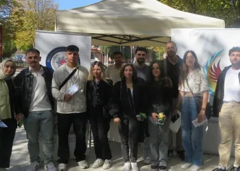 Parkta bıçaklı kavga, yaralanan iki kişi hastaneye kaldırıldı