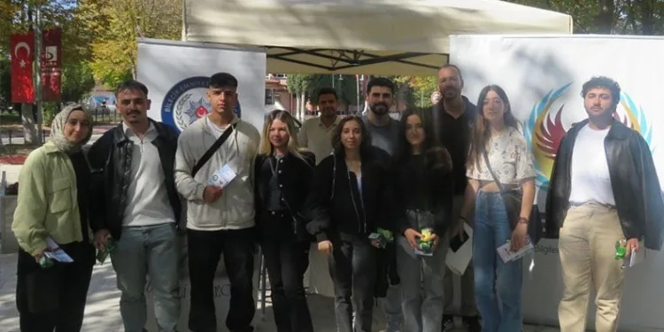Parkta bıçaklı kavga, yaralanan iki kişi hastaneye kaldırıldı