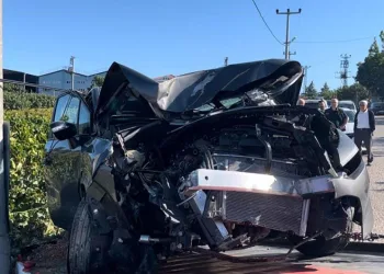 Bursa’da kontrolden çıkan otomobil direğe çarptı: 4 yaralı