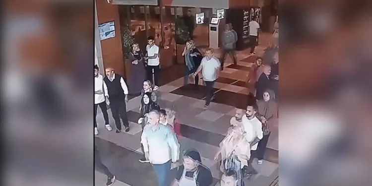 Kontrollü bina yıkımında facianın eşiğinden dönüldü: Mahsur kalan 8 kişi kurtarıldı