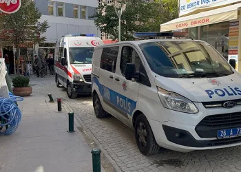 Depreme canlı yayında yakalandı