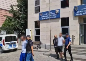 Trafikte tehlike saçan görüntü: Yolun yarısını kaplayarak malzeme taşıdı