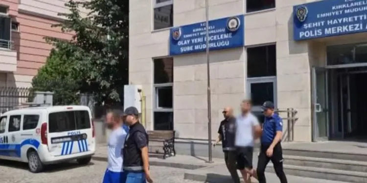Trafikte tehlike saçan görüntü: Yolun yarısını kaplayarak malzeme taşıdı