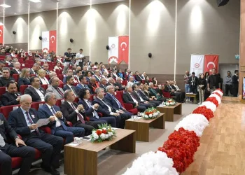 Kukla ile dersleri işliyor