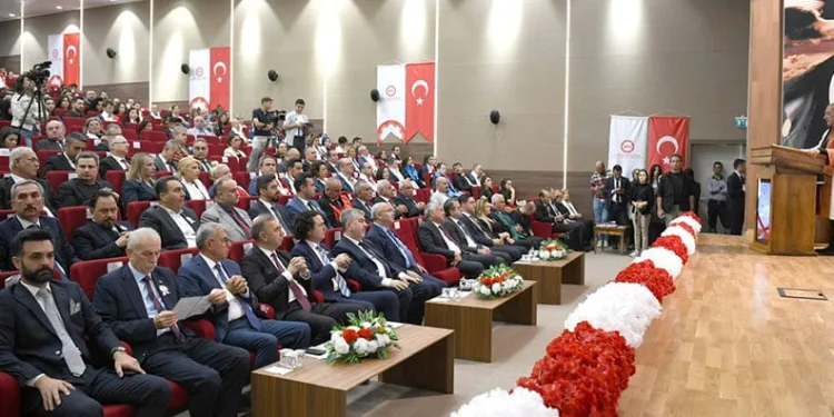 Kukla ile dersleri işliyor