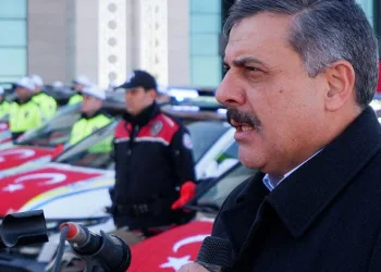 Kameralara aldırış etmeden iki elektrikli bisiklet çaldı